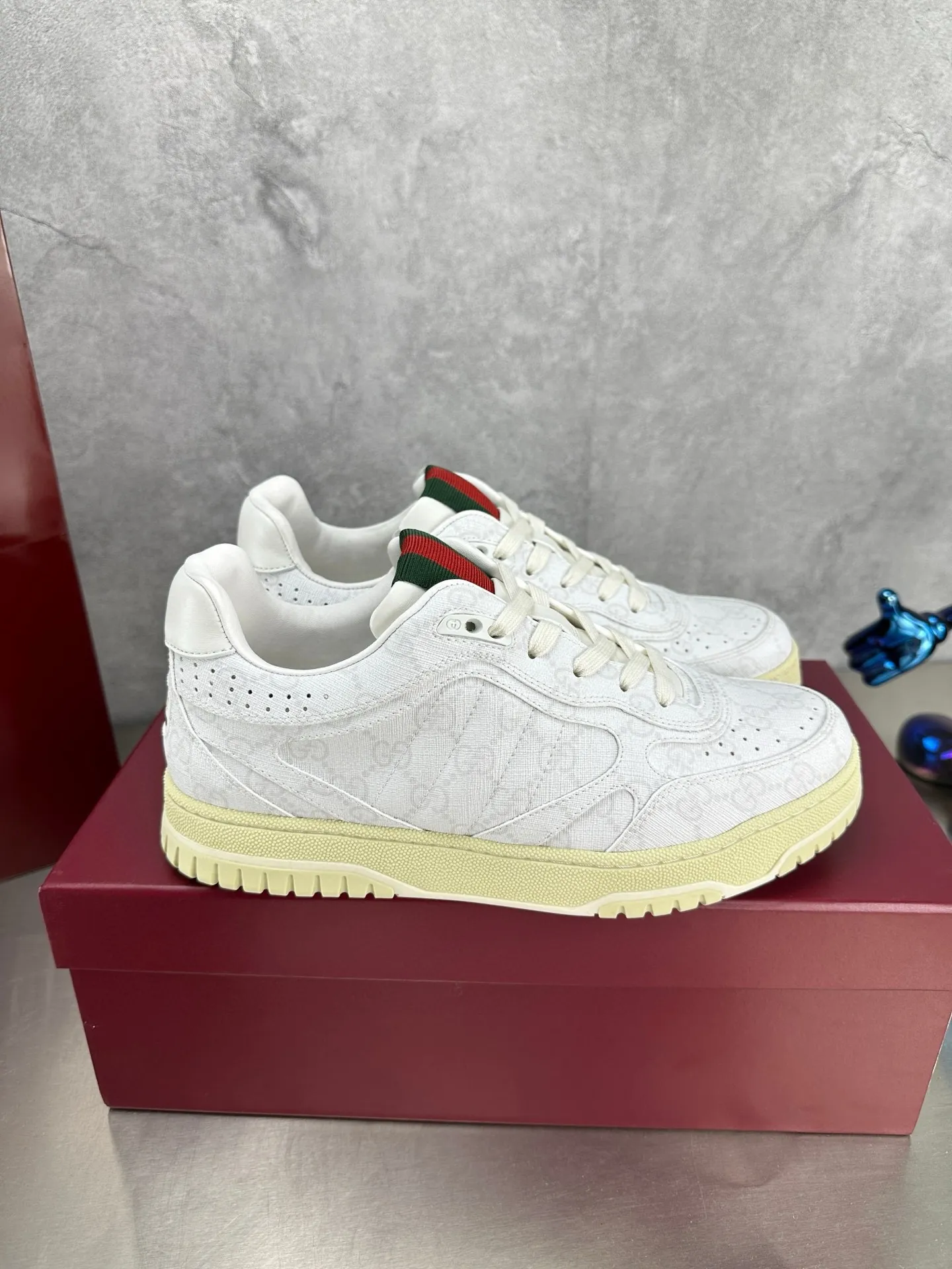 Factory price: 640💰The top version of Gucci Gucci's latest hot-selling couple's sneaker series is shipped. The original version is purchased, developed and manufactured. This high-low top sneaker adopts a basketball-style silhouette design, cleverly incorporating hollow panels and distressed effects, showing its unique ingenuity. The ingenuity incorporates brand logo details such as interlocking Double G styling accessories and Gucci lettering, a low-key tribute to the brand's design heritage. Exquisite packaging at the delivery counter 🛍📦 ▪️ Fabric: Original customized imported first-layer cowhide ▪️ Inner lining: Imported first-layer cowhide ▪️ Sole: Original molded TPU sole ▪️ Sole thickness: 3cm ▪️ Size: Women's 35-41 Men's 38-45 (Female 41, Men 38 45 customized) ▪️ p